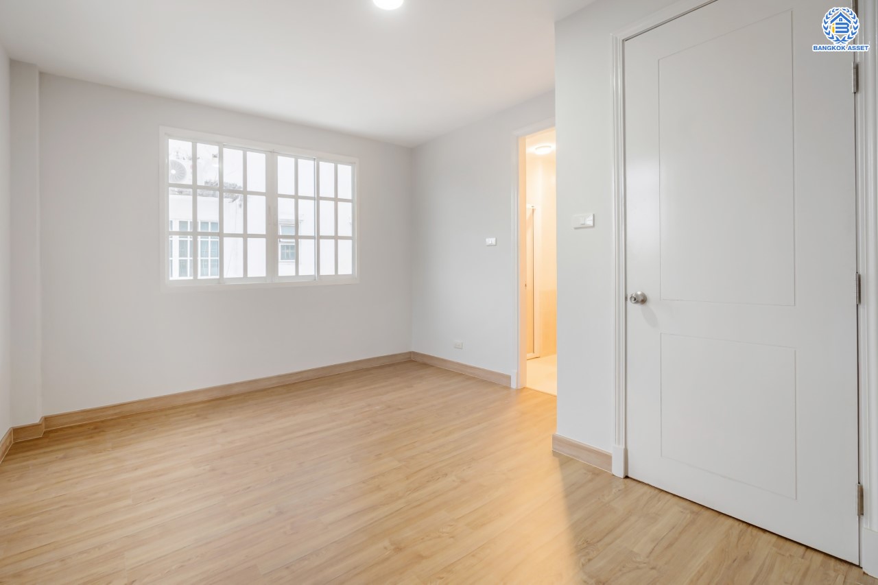 บ้านมือสอง ทาวน์โฮม 3 ชั้น หลังมุม ม.พลัสซิตี้พาร์ค เกษตร-นวมินทร์ เนื้อที่ 33.60 ตร.ว. ฟังก์ชัน 3 ห้องนอน 4 ห้องน้ำ จอดรถได้ 2 คัน บนทำเลศักยภาพ เชื่อมต่อถนนหลายสาย เข้าเมืองก็เป็นเรื่องง่าย ใกล้รถไฟฟ้าสายเขียวอ่อน สถานี "ม.เกษตรศาสตร์" และ ใกล้จุดขึ้นทางด่วน "ฉลองรัช"...